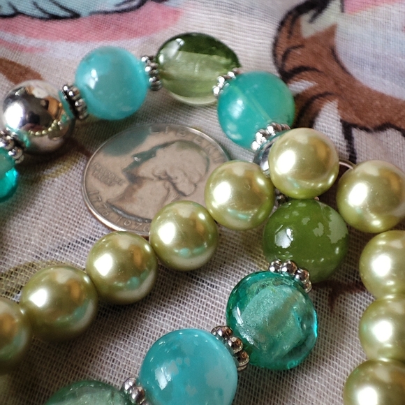 Pair Stretch Bracelets Light Green Faux Pearls Lucite Moonglow Blue Flaw - Picture 4 of 7